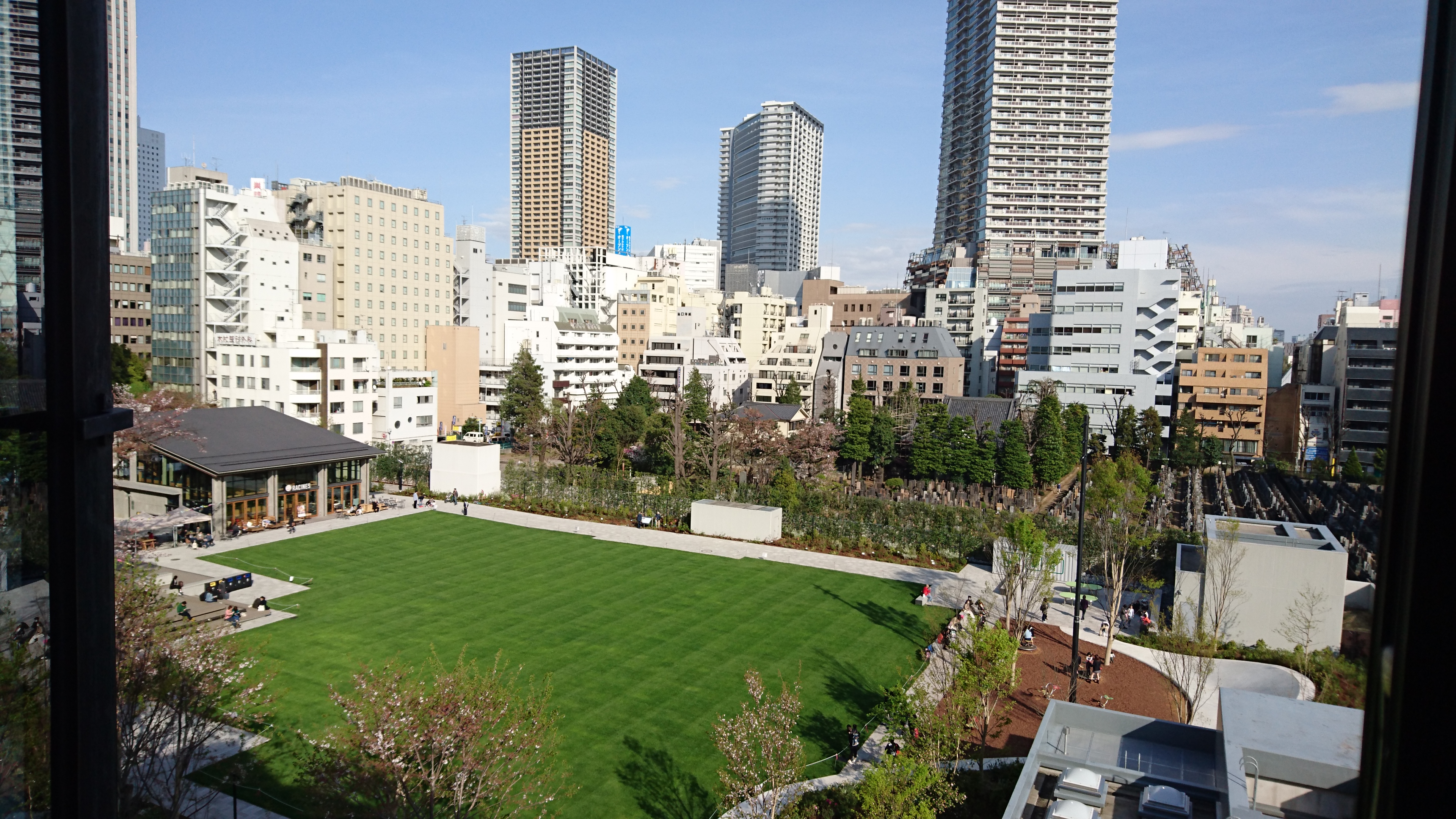 本社裏の公園がリニューアルしました